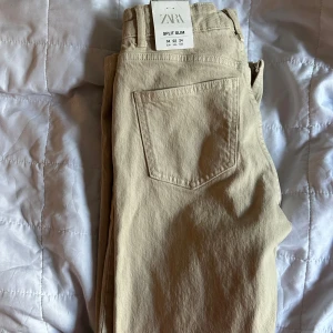 Zara jeans  - Oanvända byxor frän zara . Lapparna kvar. Storlek 34. High rise. Full length. Split slim