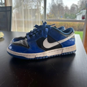 Blåa Nike skor - Stl:39, använda ett fåtal gånger men i bra skick, säljer för att de inte kommer till användning 
