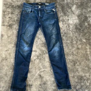 Replay jeans - Säljer ett par replay anbass jeans i stl  31. De är i mycket bra skick men en liten defekt vid gylfen🙌🏼. 