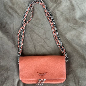 Zadig väska - Säljer denna super fina Zadig väska i modellen ROCK NANO. Köpt av en tjej här på Plick. Använd fåtal gånger och i mycket fint skick. Ordinarie pris ligger runt 2000kr. (Från början köpt på Zalando) 