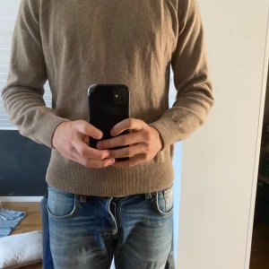 Oscar Jacobson Tröja - Säljer nu min Oscar Jacobson tröja som är i ull. Använt fåtal gånger och ser helt ny ut. Det är storlek S men passar mig som har M i allt annat. Köpt för 1399kr.