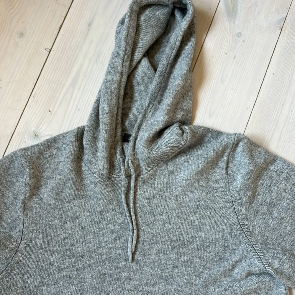 Skitsnygg stickad hoodie som passar till mycket Märke:Dressmann Storlek:L Färg:Grå . Hoodies.