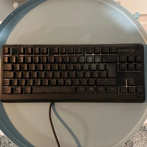 Tangentbord  - 10/10 skick aldrig använt men det låter ett skönt och harmonisk ljud när man trycker på tangentbordet.  Nypris ungefär 1500kr