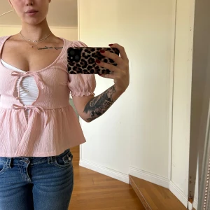 Blus - Säljer denna populära blus från Gina tricot då den aldrig kom till användning. Aldrig använd men har tyvärr ingen prislapp kvar.