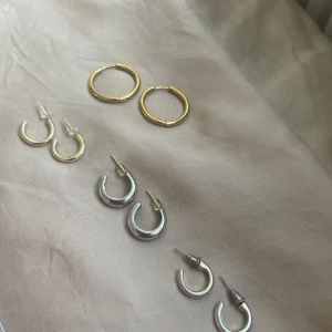 Set med örhängen i guld och silver färgade - Säljer ett set med stilrena örhängen i både guld och silver färger. Antingen köper man allt  för 35 eller 1 för 10 kr. Perfekt för att mixa och matcha till olika outfits! 🖤 skriv för fler bilder eller frågor