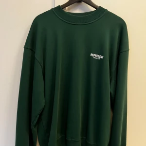 Represent Owners Club Sweater - Säljer en väldigt sparsamt använd sweatshirt från Represent. Färgen Racing Green. Ordinarie pris 170€. 