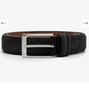 John henric mocka bälte nytt 90cm - Snyggt svart bälte i mocka med ett stilrent silverfärgat spänne. Perfekt för både vardag och fest. Bältet har en klassisk design med en robust känsla. Passar bra till jeans eller kostymbyxor. Nypris 800kr aldrig använt