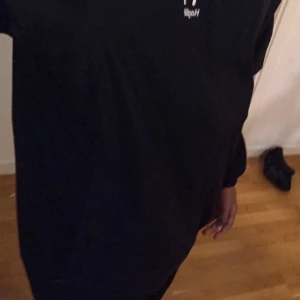 Svart vindjacka från Haglöfs - Säljer en svart vindjacka från Haglöfs. Perfekt för blåsiga dagar med sin lätta och funktionella design. Jackan har en dragkedja framtill och är långärmad. Den är i storlek herr M och passar bra för både vår och höst. Håll dig skyddad mot väder och vind med stil!