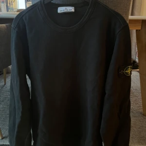 Stone island hoddie  - Säljer nu denna pga att jag inte använder den längre. Inga skador finns på den och kvitto finns. Hör av er vid intresse!