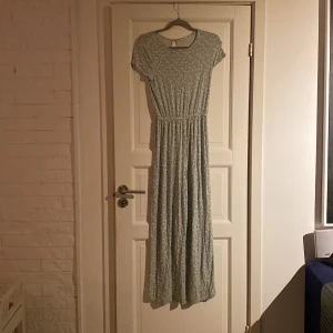Byxdress  - En byxdress med blommigt mönster 