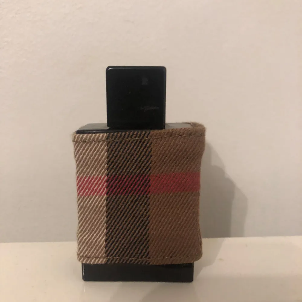 Hej! Säljer denna skit feta burberry parfymen, Den luktar riktigt gott och är perfekt till en vinter dag, Denna parfym är en vinter parfym men den går såklart att använda året runt!😊. Parfym.