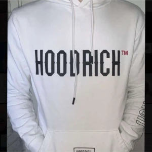 Hoodrich hoodie - Skön Hoodrich hoodie köpt på JD som är storlek M och använd ett fåtal gånger så den är i väldigt bra skick.