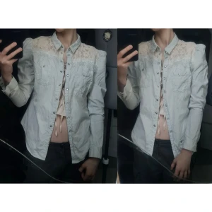 Tygskjorta med spets ljusblå 38 - Okej skick, fransar som repat upp sig som kanske bör klippas av och några fläckar vid en ficka. 100% bomull. Vidd: 41-48, längd:64, ärmlängd: 61.