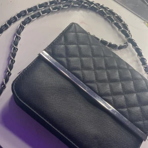 svart väska - jätte fin svart väska är rätt så stor så den har mycke plats, pris kan diskuteras!🥰❤️