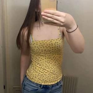 Gult linne - Gult linne med små blommor på. Köpt 2021. Använt 1-2 gånger när det köptes men har bara legat sedan dess. Skriv för fler bilder💓