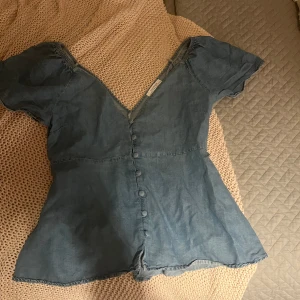 Zara topp - Zara topp i jeans liknande tyg som inte finns att köpa längre! Insydd från en M till en S ungefär🥰