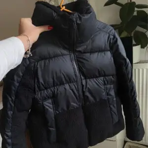 En puffer jacka från märket Columbia. Varm och super skön. köpt second hand, säljer pga att den var för liten på mig💛