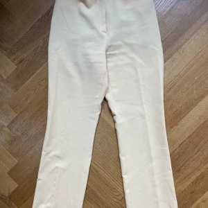 Figursydda kostymbyxor  - Lågmidjade figursydda kostymbyxor Gula