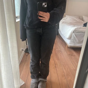 Svarta jeans i storlek XS - Säljer ett par svarta jeans i storlek XS. Perfekta för vardags och kan matchas med nästan vad som helst. De är i bra skick. Orginalpris 400kr.