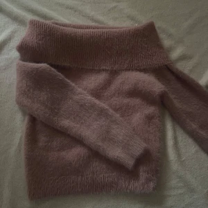 Vacker rosa off-shoulders tröja  - Använd ett par gånger men är i väldigt bra skick. Den är stretchig och materialet är mjukt 