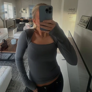 Topp med urringning  - Toppen är använd en gång, mycket bra skick och väldigt skön. Passar till allt.