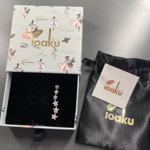 Hanging Star Örhänge  - Säljer ETT sånt här örhänge från ioaku! Nypris 600. Aldrig använt och boxen är kvar💕pris kan diskuteras 