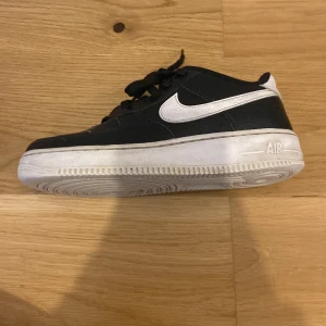 Svarta nike skor - Är bra skick köpte för 1100 säljer 350kr skriv om du har några frågor eller vill köpa.