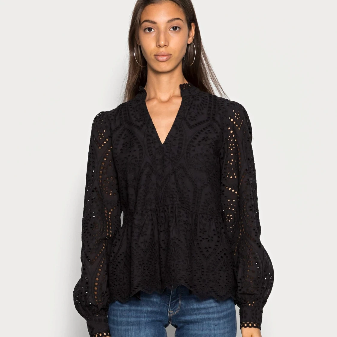 Svart blus med spetsdetaljer