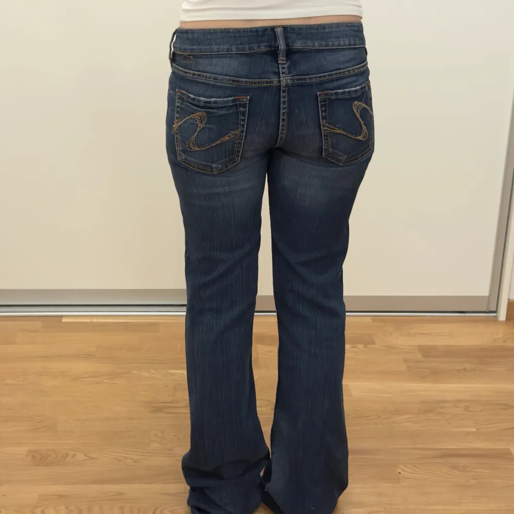 jättefina, bekväma och mjuka vintage jeans med stretch, mått: midja 76 (38x2), innerbenslängd 82 🤍superbra skick . Jeans & Byxor.