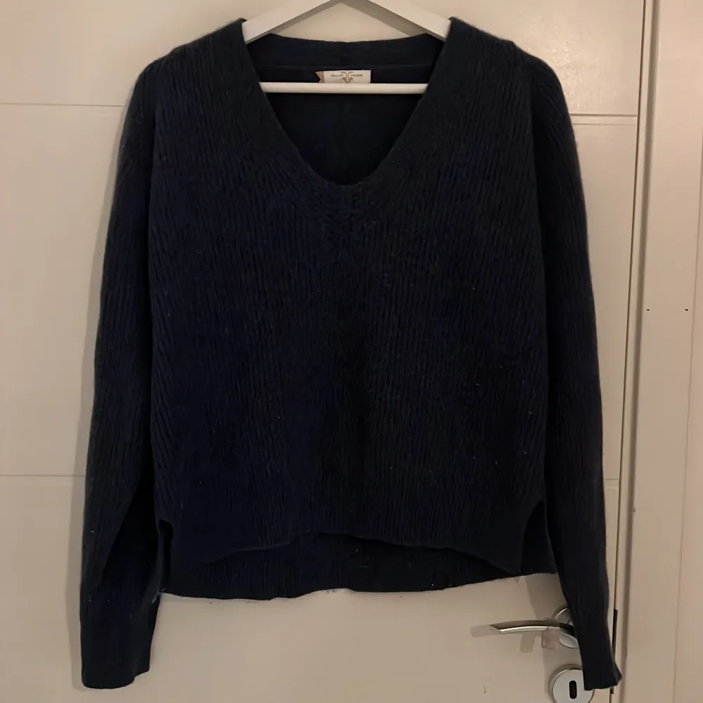 Säljer en supermjuk och lyxig mörkblå kashmirtröja från Brilliant Cashmere. Den har en snygg v-ringning och långa ärmar. Tröjan är i bra skick.. Tröjor & Koftor.