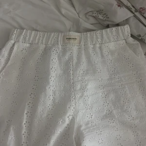 broderade byxor - Broderade byxor, liknar madladys broderade linnebyxor. Jättesköna men tycker de är lite för tajta på mig💓Storlek M men skulle säga mer S, skulle passa någon XS också men ganska oversize då tror jag💓Från Studio Seven, men köpte de på Vinted💓