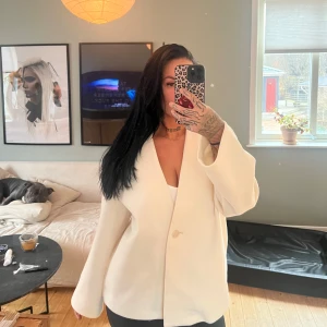 Vit kavaj från Zara - Superfin vit kavaj/kofta från Bikbok. 