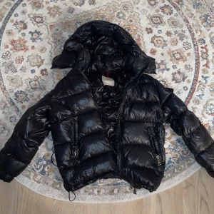 moncler jacka - det finns några små hål inuti jackan men de märks inte