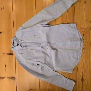 Ljusblå skjorta från GANT - Säljer en stilren ljusblå skjorta från GANT i storlek M. Skjortan är långärmad och har en klassisk krage med knappar. Perfekt för både vardag och festliga tillfällen. Den är i bra skick och passar utmärkt till både jeans och kostymbyxor. 🕺