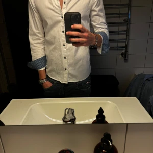 Stenströms Skjorta  - Säljer en riktigt stilig Stenströms Skjorta som dessvärre blivit för liten. Inköpt på Nk och väldigt sparsamt använd. Passar S/M