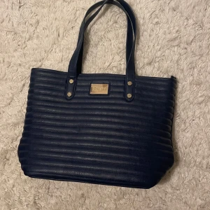 Bra skick. - Marinblå handväska perfekt till skolan. 