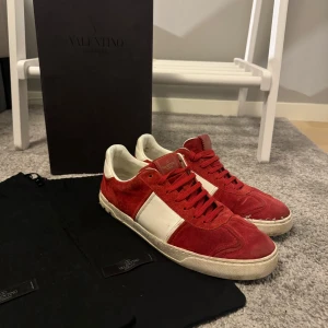 Valentino flycrew - Tja! Ett par riktigt feta valentino flycrew, pris 1999, en större flaw men går lätt att fixa för typ 200 spänn hos din lokala skomakare👍 annars är endast en nit borta, går även att köpa replacement nitar här på Plick. Box och dustbags medföljer. Storlek 45