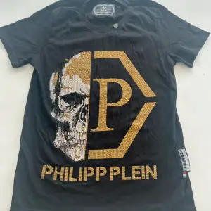 Philipp plein tshirt i storlek S. Den är i svin bra skick som ni ser på bilderna. Alla pärlor är kvar.