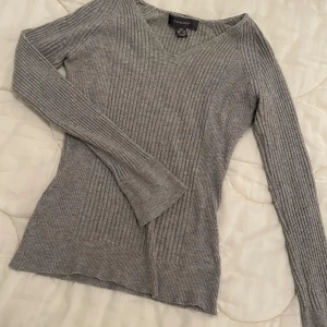 Tröja från Grekland - Sitter såååå snyggt ger dig en kurvig form!!