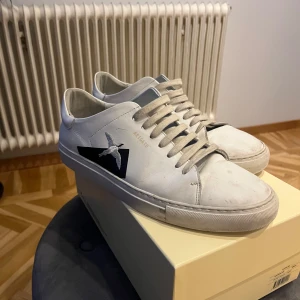 Axel Arigato skor - Säljer nu mina Axel Arigato skor som köptes för något år sedan men knappt kommit till användning. Skick 9,5/10🙌 Nypris strax över 2000kr, bara att höra av sig vid funderingar👏