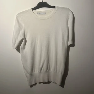 Zara tröja  - Stickad tröja från zara , lite nopprig kolla bild 2 för se  Storlek L men passar mig som har S