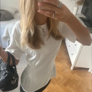 Vit as snygg t-shirt  - Nu säljer jag min älskade T-shirt som är så sjukt snygg och fin på. Älskar den men vill ha en annan. Använd två ggr i nyskick!!! 🌸💕💕🍒pris kan diskuteras men bättre pris vid snabb affär💗