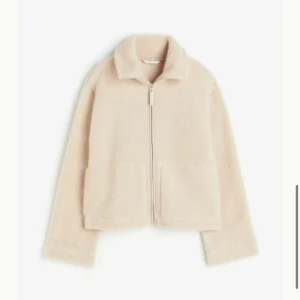 Hm teddyjacka💕 - Säljer min beiga teddyjacka/kofta  ifrån hm i fint skick stl m men liten i stoleken💕💕