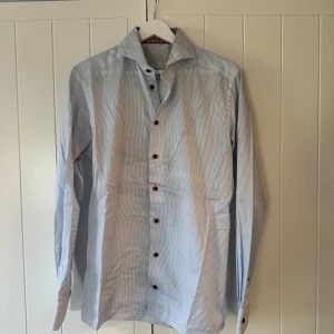 Pinstripe Eton skjorta - Sitter som en small. Använt men gott skick