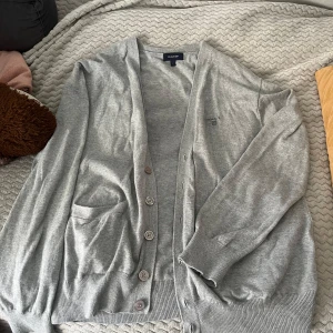 GANT kofta  - Jätte söt gant kofta som tyvärr inte kommer till användning. Väldigt fint skick , inprincip som oanvänd. För frågor eller fler bilder kontakta mig privat🤩