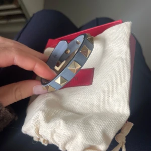 Valentino rockstud bracelet - Säljer då  inte färgen passar! Enbart använt under 10 ggr. Kvitto och hela orginalådan finns kvar. Fråga om ni har frågor eller vill se fler bilder!☺️ Skick 9/10, inga defekter. Köpt för 3000kr, mitt pris:1250kr