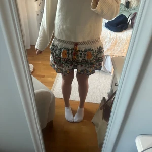 Cool kjol - Jätte fin kjol med mönster. Storlek M men skulle säga att den mer är en S!