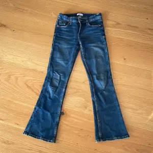 Snygga jeans med utsvängda ben. Fint skick. Ställbara i midjan. Klassisk modell med fem fickor. Storlek 146. Djur- och rökfritt hem. 