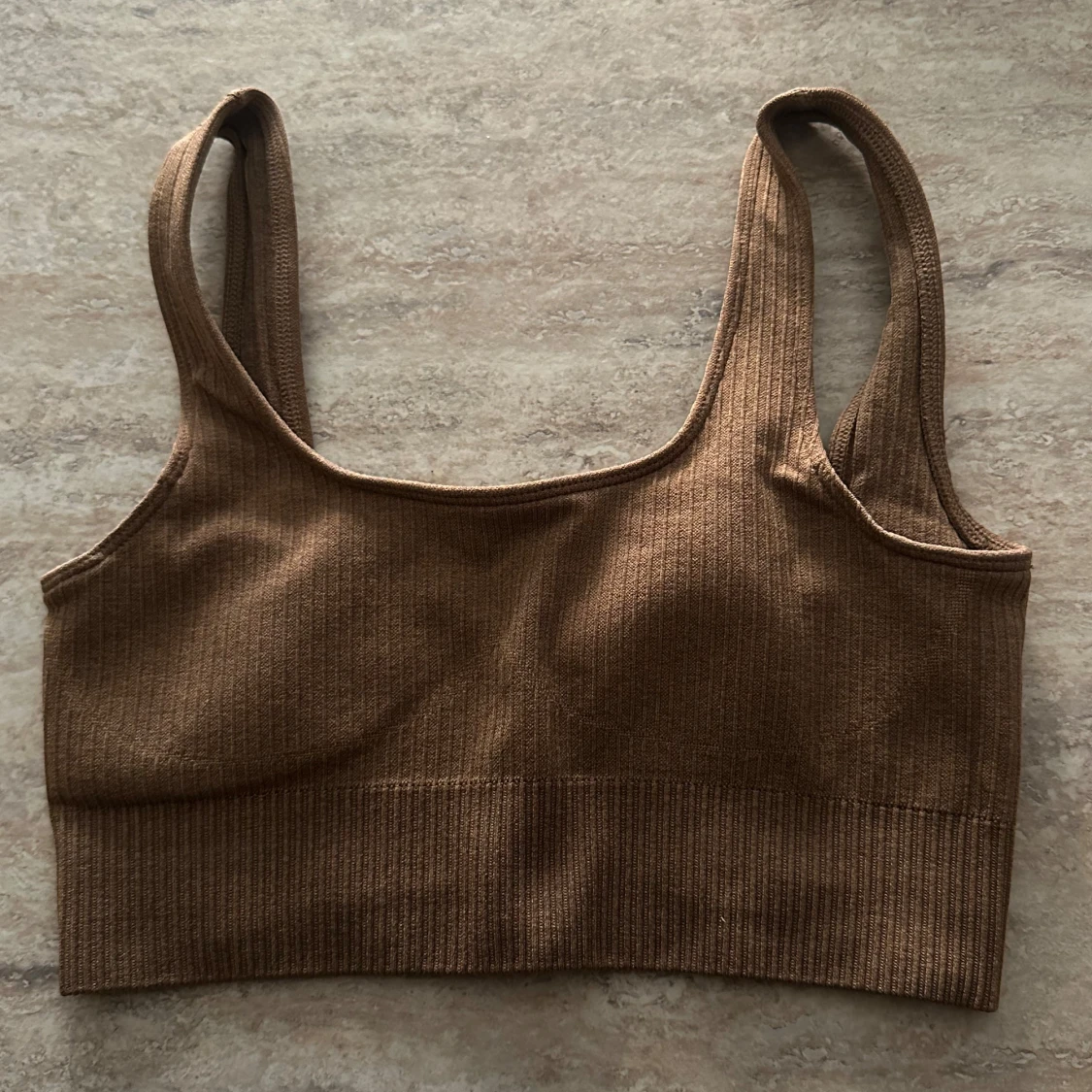 Brun ribbad och vit oneshoulder träningstoppen/bh