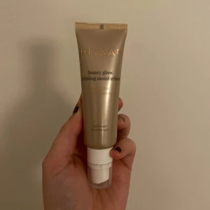 Primer - Säljer min primer från Hickap då jag köpte båda färgerna. Tar har testa den två gånger så där 90% av produkten kvar. 💕
